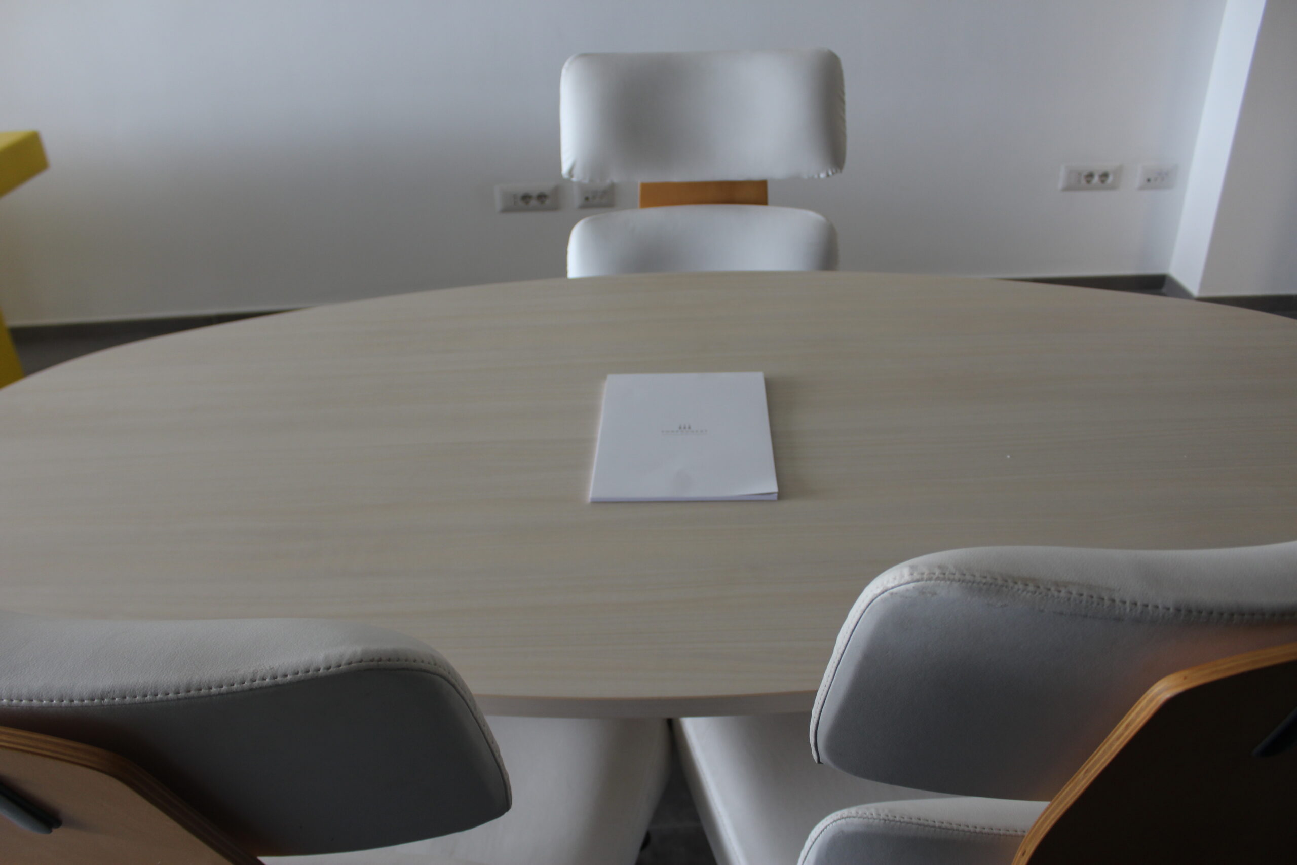 SALA RIUNIONI TAGLIARE ANGOLO GIALLO